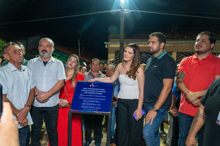 Prefeitura entrega pavimentação, praça e unidade de saúde no Povoado Capivara; festa foi animada por Pablo e Banda Fascínio